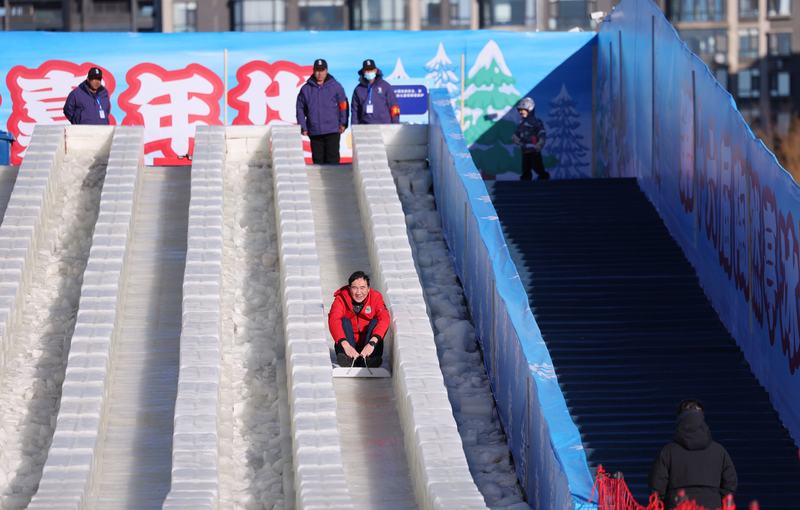 2025年12月25日，陶然亭冰雪嘉年华，游客体验冰滑梯。新京报记者 薛珺 摄