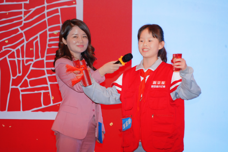 新京报小记者、北京市府学胡同小学学生李宣萱在做提案汇报。 主办方供图 