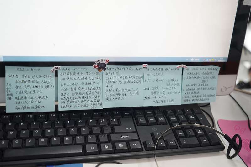 涉案公司员工制作的话术便利贴。上海警方供图