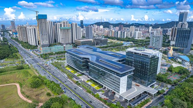 2025年6月22日，广东珠海市民服务中心是重点打造的零碳示范项目，采用多项低碳技术实现高效节能。建筑集成8000平方米光伏发电系统，结合风力发电和智慧能源管理平台，实现低碳运营。优化建筑结构降低能耗15%，配备一级能效电梯、变频冷水机组等高效设备。视觉中国 图