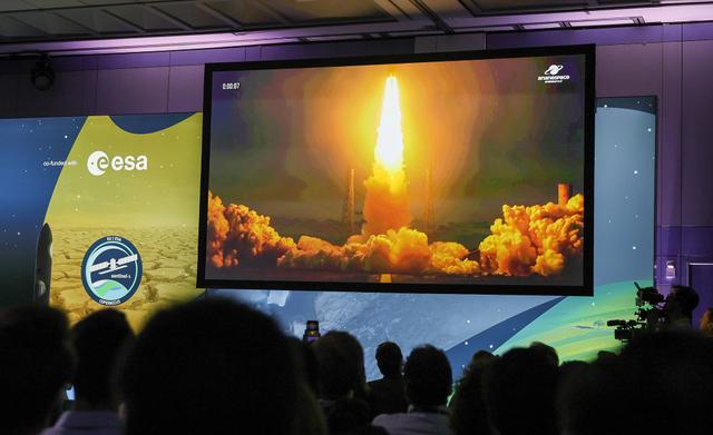 当地时间2025年11月4日，德国达姆施塔特，欧洲空间操作中心（ESA/ESOC），人们观看阿丽亚娜6号运载火箭搭载哥白尼哨兵1D卫星发射的直播。哨兵1号任务可在所有天气条件下，昼夜不停地提供地球表面的雷达图像，为灾害响应团队、环境机构、海事部门和气候科学家提供支持，他们依赖关键数据的频繁更新。视觉中国 图