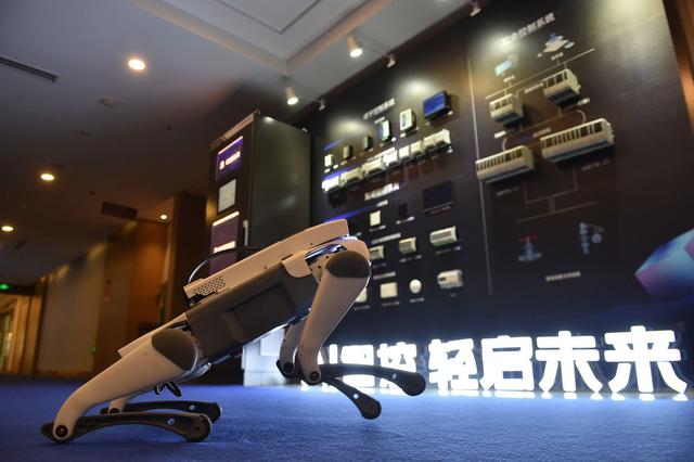 2025年7月5日，杭州，搭载传感器的源创智控巡检机器狗。浙江省可再生能源协会与浙江源创智控技术有限公司在杭发布了一项AI节能新方案。源创智控的楼宇管控平台可实时捕捉室内温湿度、二氧化碳浓度等环境参数，实施预见性能控策略，精准调节设备运行状态，在保障室内舒适度的同时，有效降低能源消耗。视觉中国 图