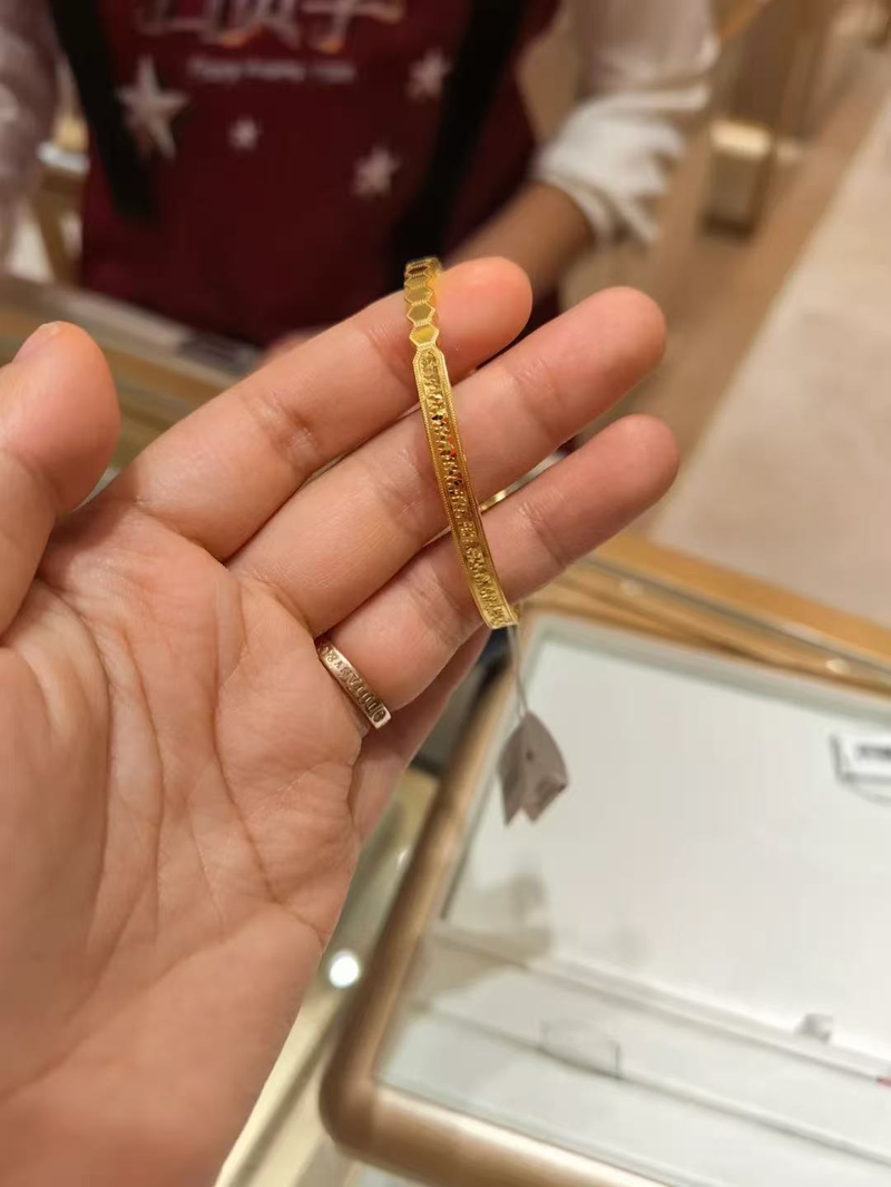 小林在三亚免税店购买了重20多克的金手镯。受访者供图