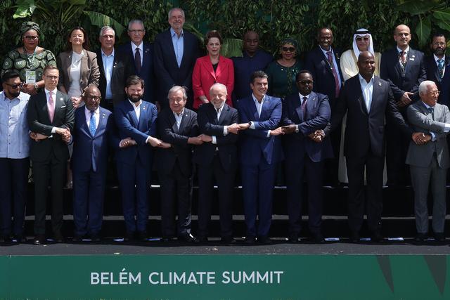 当地时间2025年11月7日，巴西贝伦，智利总统加夫列尔·博里奇、联合国秘书长安东尼奥·古特雷斯、巴西总统路易斯·伊纳西奥·卢拉·达席尔瓦及其他领导人合影。此次峰会是2025年COP30巴西亚马逊全球气候大会的一部分，主要讨论如何应对气候危机。视觉中国 图