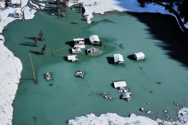 当地时间2025年10月28日，瑞士布拉滕村的航拍画面显示，该村在近期降雪后出现部分内涝。五个月前，一场山体滑坡曾将此地摧毁。视觉中国 图