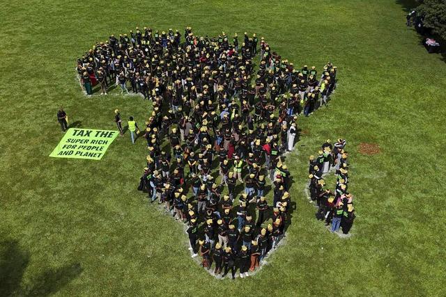 2025年11月8日，肯尼亚内罗毕，300多名非洲志愿者组成了一个巨大的非洲大陆图案，他们呼吁各国政府为气候融资提供资金。视觉中国 图