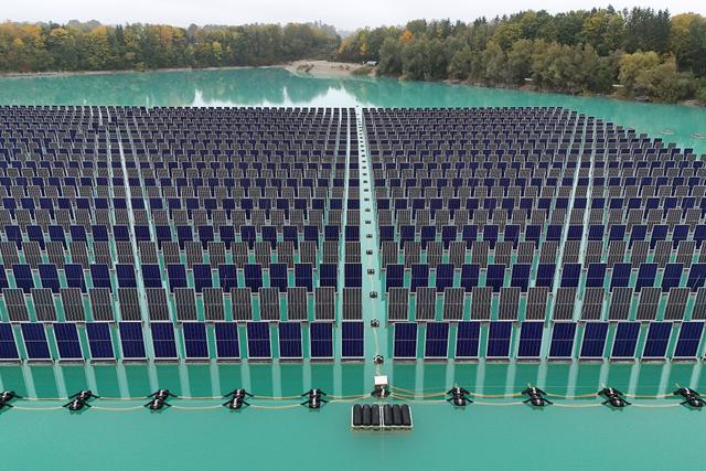 当地时间2025年10月10日，德国巴伐利亚州吉尔兴采石场湖，SKipp漂浮式光伏系统举行投产仪式。该系统是全球首个垂直排列的工业规模漂浮式光伏系统，旨在推动能源转型。视觉中国 图