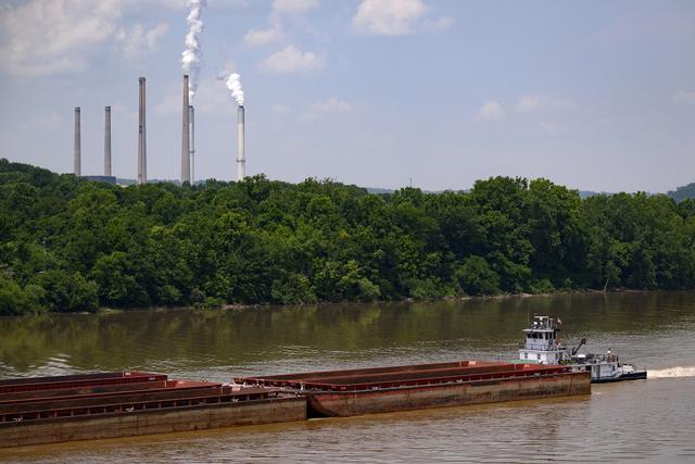 当地时间2025年6月12日，美国肯塔基州梅斯维尔，远处是斯珀洛克发电站。特朗普政府宣布计划取消对全国燃煤电厂温室气体排放和其他空气污染物的限制。视觉中国 图