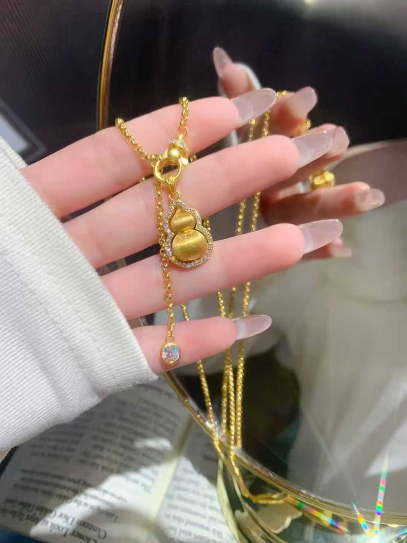 水贝代购在群里发布的可代购金饰。群聊截图