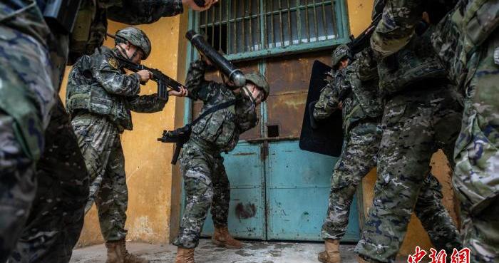 广西南宁：武警官兵开展反恐演练 锤炼实战硬功