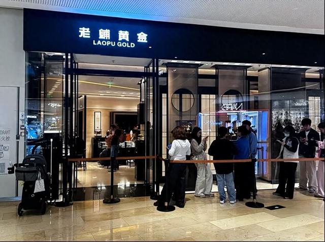 老铺黄金广州太古汇店。时代财经摄