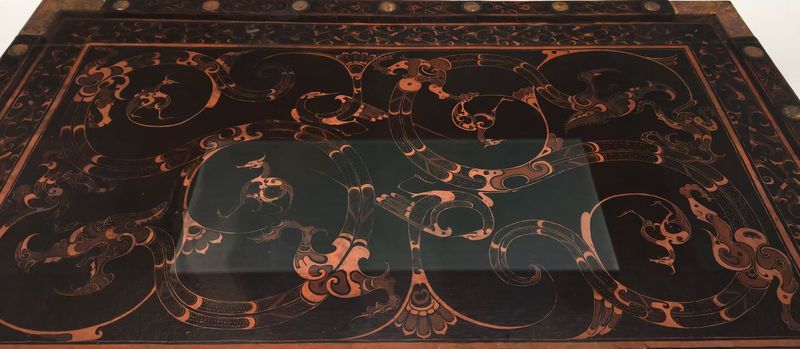 泡在保护液中的彩绘龙凤纹漆木案的图案清晰可见。新京报记者 浦峰 摄