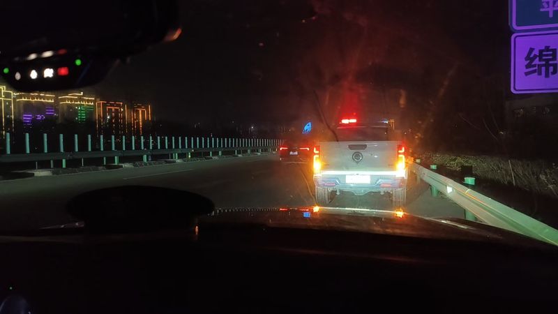 工作人员跟在失控车辆后方压速。甘肃省高速公路路政执法总队武都大队供图