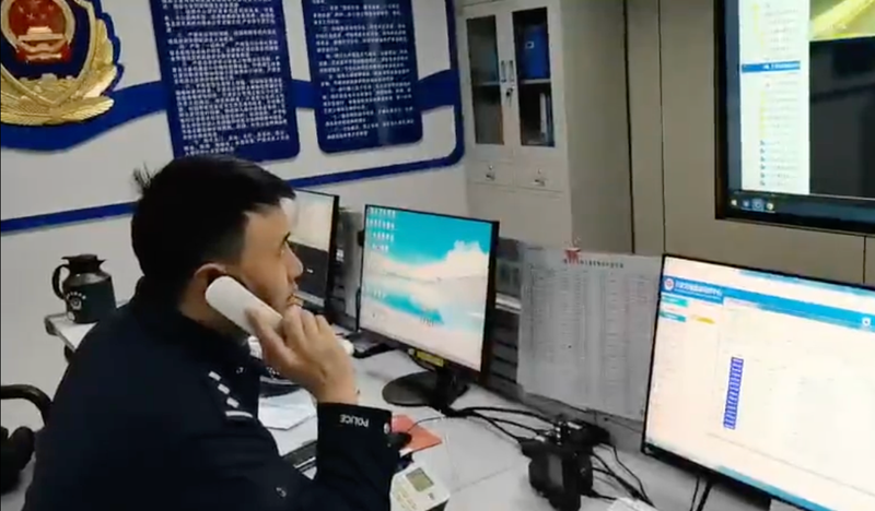 交警联系马世华了解行驶状况。甘肃省陇南市公安局交管支队供图