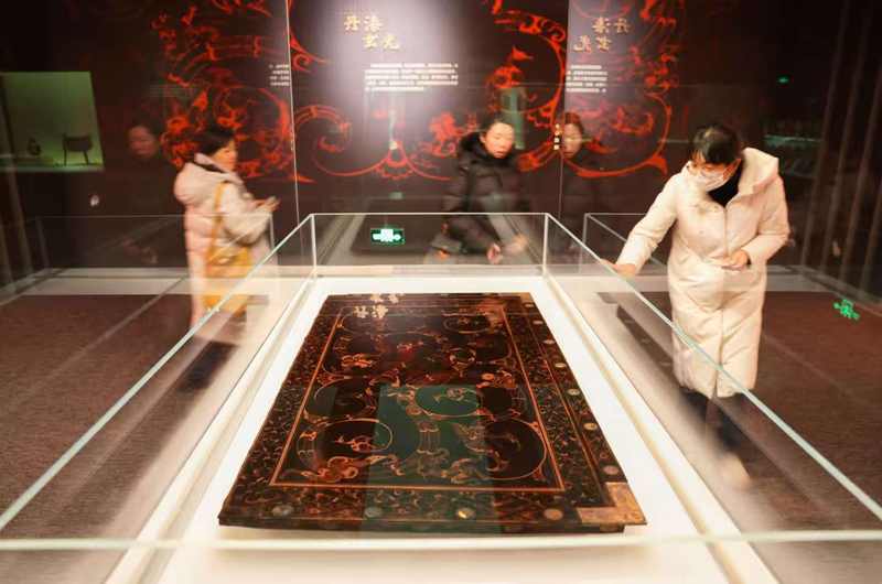 彩绘龙凤纹漆木案。新京报记者 浦峰 摄