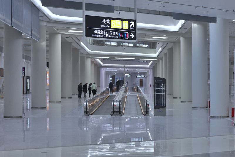 副中心枢纽的地铁换乘通廊内设置有自动扶梯。新京报记者 王贵彬 摄