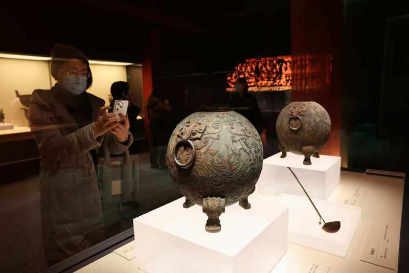 球形青铜瓮。这一器型的铜器以往鲜有发现，可能是盛放佳酿和汤羹的容器。新京报记者 浦峰 摄