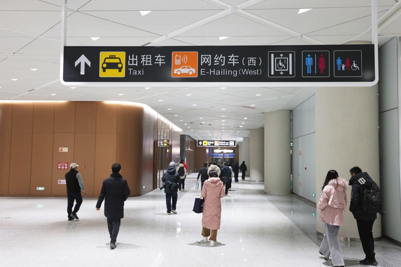 副中心枢纽的东、西两侧区域均设置有出租车调度站和网约车接驳区。新京报记者 王贵彬 摄