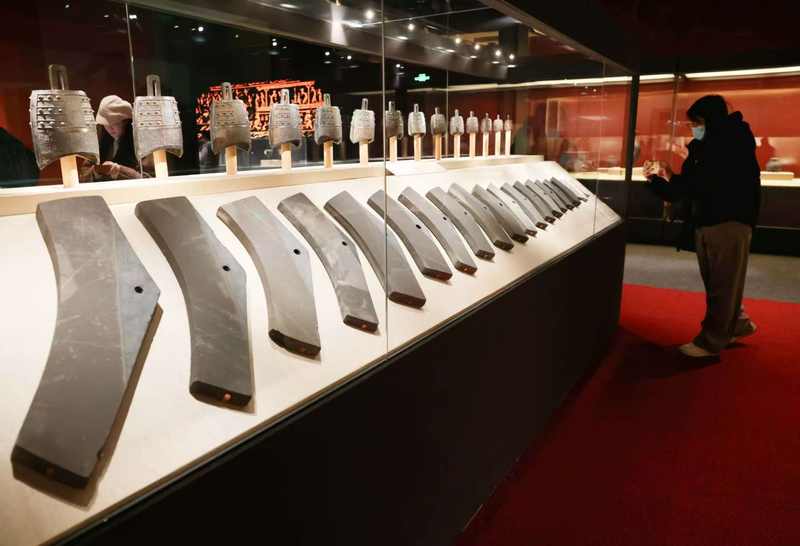 展出的一组石编磬和青铜编钟。新京报记者 浦峰 摄