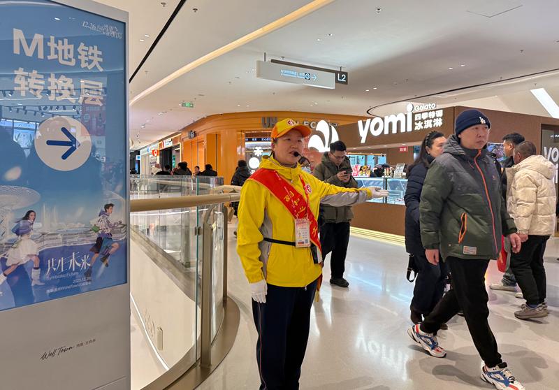 公共文明引导员为市民公共交通出行指引。新京报记者 王贵彬 摄