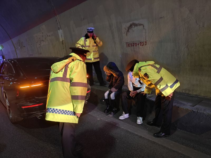 工作人员安慰马世华与同伴。甘肃省高速公路路政执法总队武都大队供图