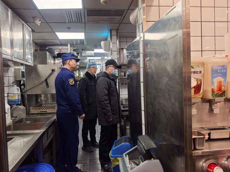检查组在餐馆后厨进行检查。大兴消防供图