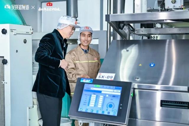 吴晓波在选豆车间体验“黄豆检查官”