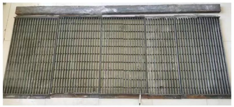 事故现场发现的脱落槽钢及格栅踏板