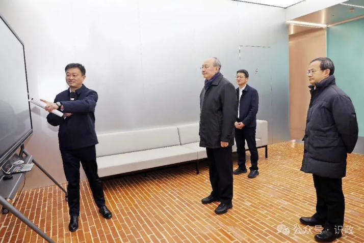 在数智北京创新中心了解相关创新成果研发应用等情况