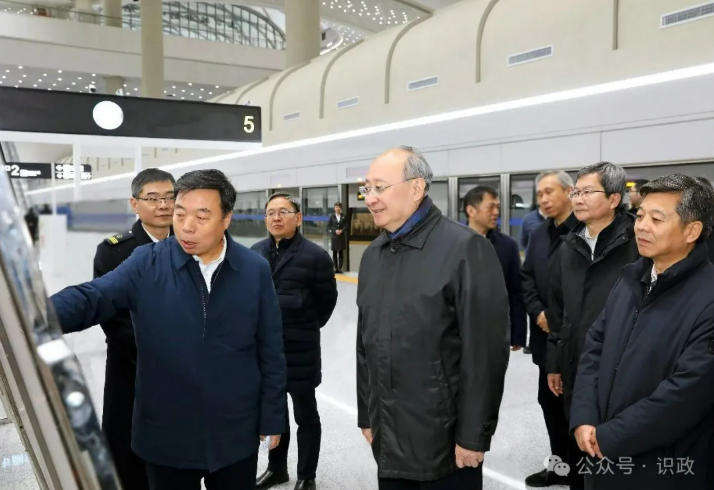 察看北京通州站开通运行准备等情况