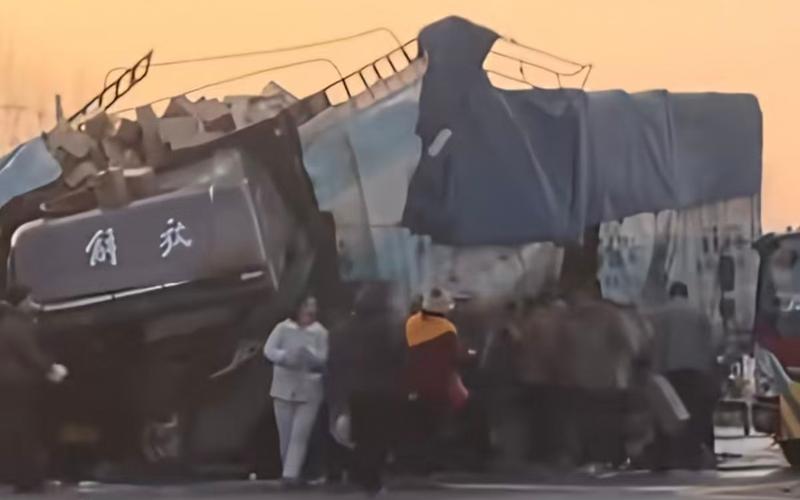 ▲公安部门已将被群众拿走的日化用品全部追回，同时治安拘留5人。图/新京报