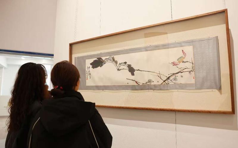 学生在观看潘天寿1953年画作《残荷》。 新京报记者浦峰 摄