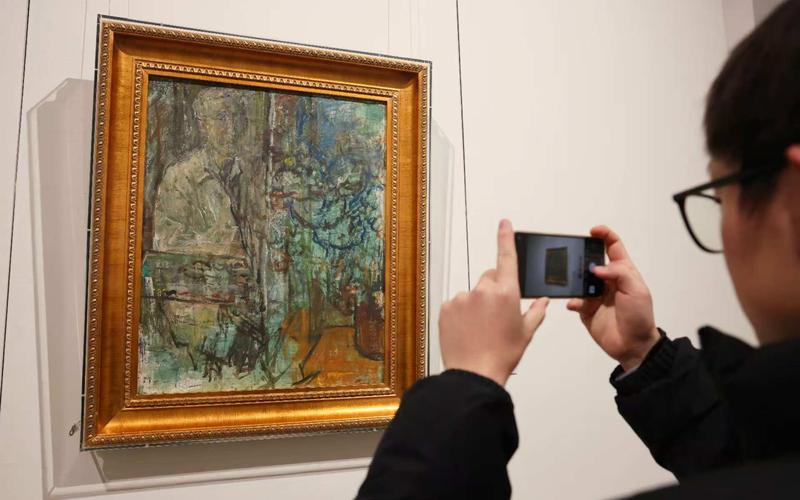 学生在观看卫天霖1971年的《自画像》。 新京报记者浦峰 摄