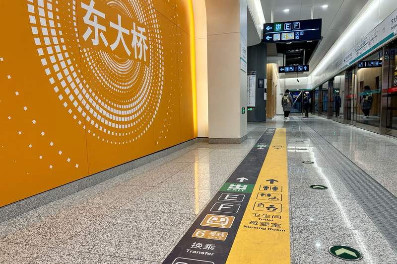 17号线中段各站内均设置了地面引导标识。新京报记者 王贵彬 摄