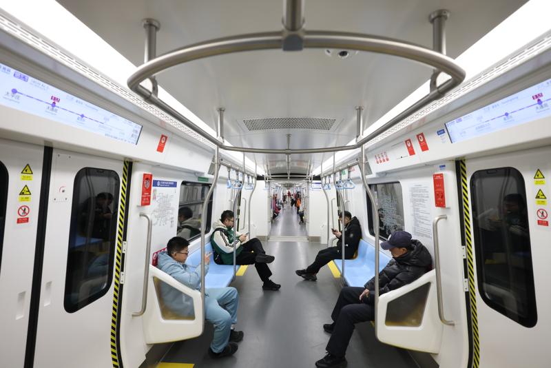 市民乘坐18号线地铁列车。新京报记者 王贵彬 摄