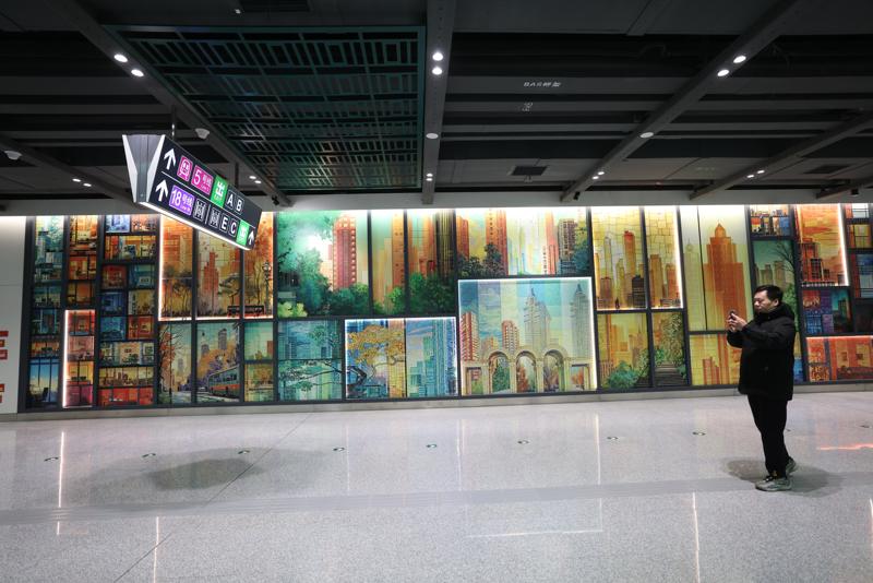 市民在天通苑站壁画前打卡拍照。新京报记者 王贵彬 摄