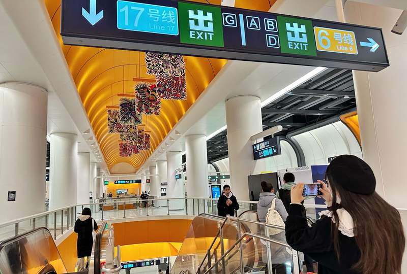 乘客在地铁17号线东大桥站打卡拍照。新京报记者 王贵彬 摄