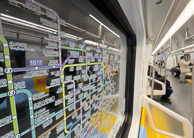 北京地铁18号线今起开通，成为北京第30条轨道交通线路。新京报记者 王贵彬 摄