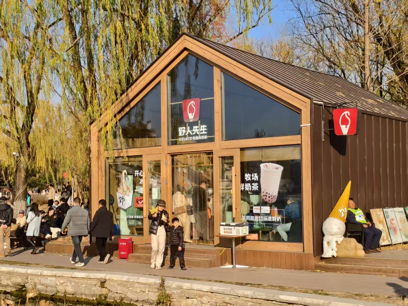 死磕“冰冷”赛道15年，野人先生接棒星巴克成为新“多巴胺放大器” | 穿越周期的消费品