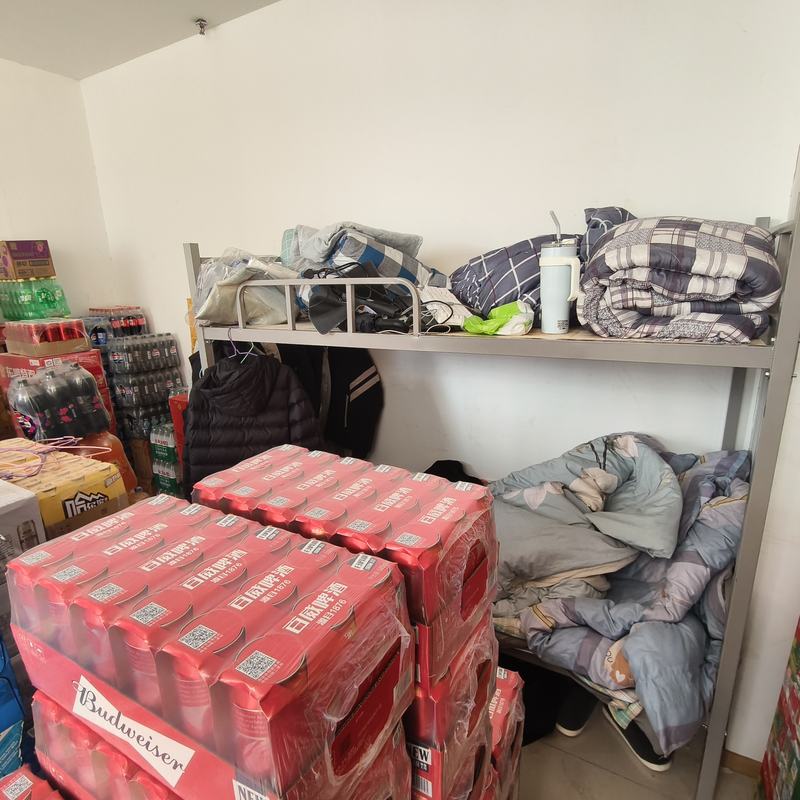 超市经营者在营业区域后方用简易隔断分隔出约15平方米的居住区域，设4张床位。朝阳消防供图