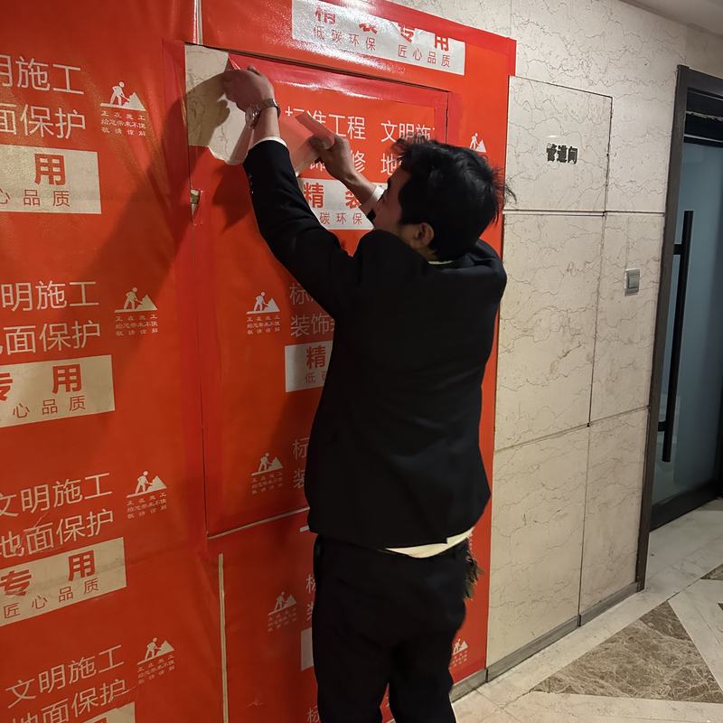 施工保护材料直接遮挡了消火栓箱。朝阳消防供图