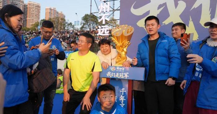 “湘超”冠军永州队凯旋 数万市民街头迎接