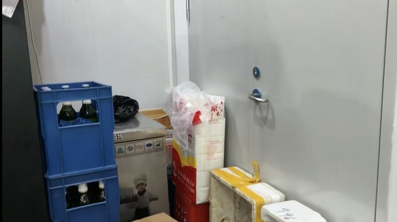 检查中，有后厨杂物阻挡疏散通道。怀柔消防供图