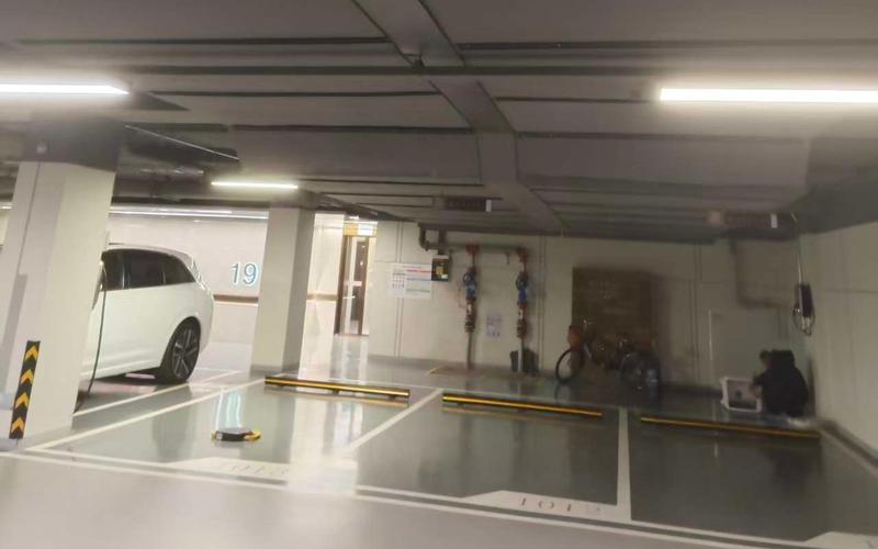 建筑地下二层排烟管道下方未设置自动灭火系统及喷淋装置。开发区消防供图