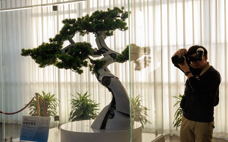 观众参观拍摄作品《机械迎客松》。新京报记者 王子诚 摄