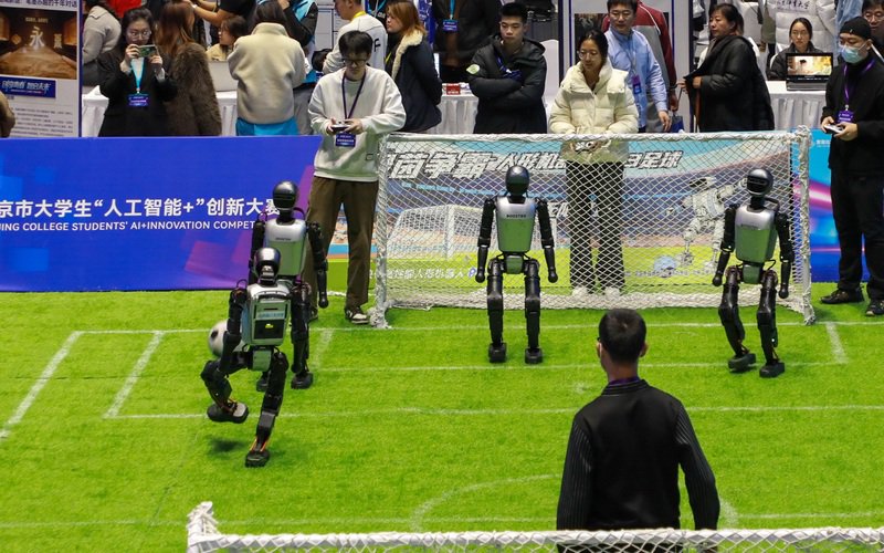机器人足球赛现场对战。 受访者供图