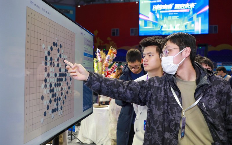 同学们在研究人机协同下的六子棋对弈。 受访者供图