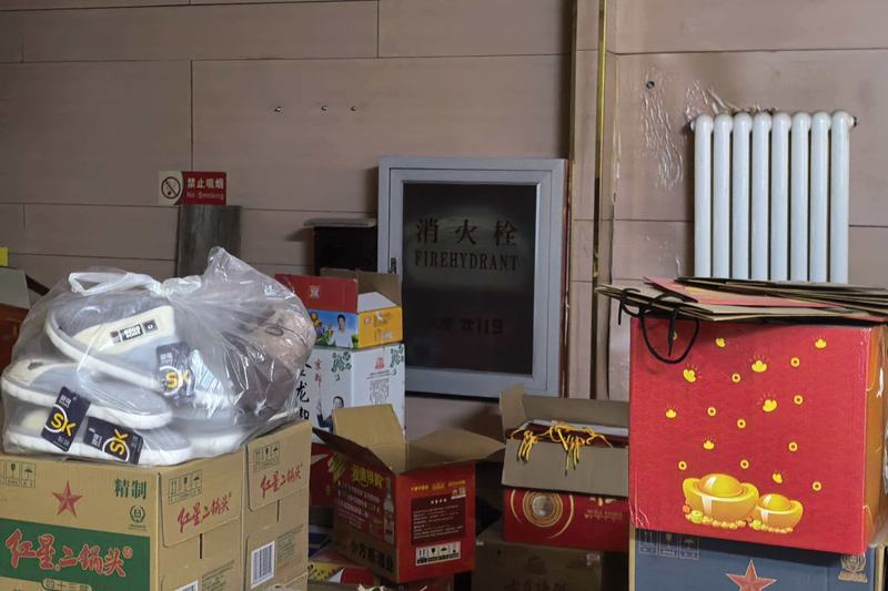 在密云一家公司楼内，检查组发现杂物占用疏散通道及二楼货物遮挡消火栓。密云消防供图