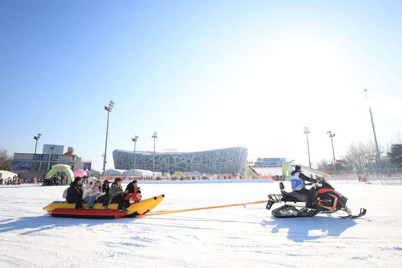 游客们体验雪上香蕉船。新京报记者 王飞 摄