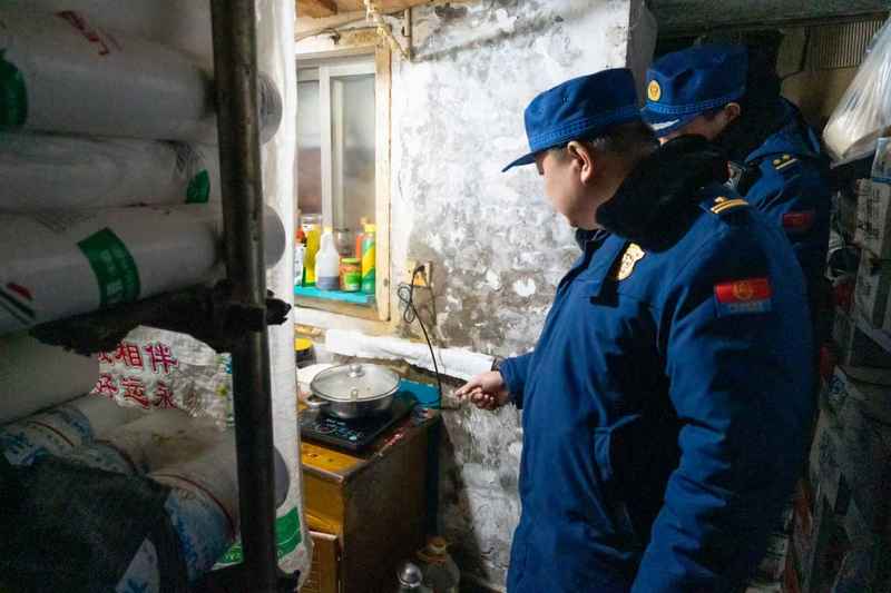平谷区消防救援支队检查组在检查用电用火安全。平谷消防供图